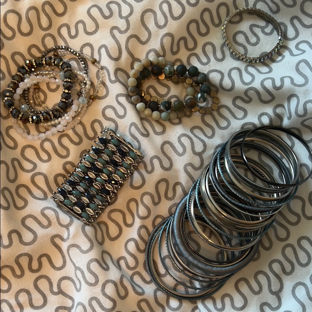 Many different bracelets - Picture 6 of 6